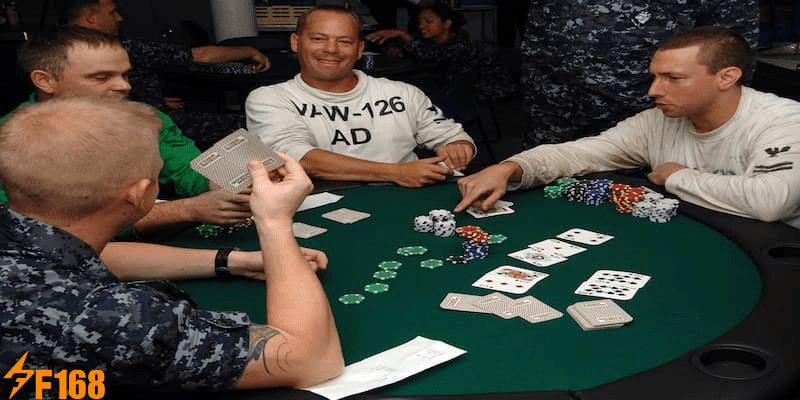 Các Mẹo Chơi Poker Chắc Thắng Hay Nhất Năm 2024 5 Tập trung các lá trên bàn là mẹo chơi rất hiệu quả